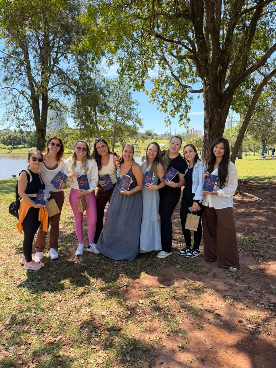 Grupo do Piquenique Literário com os livros